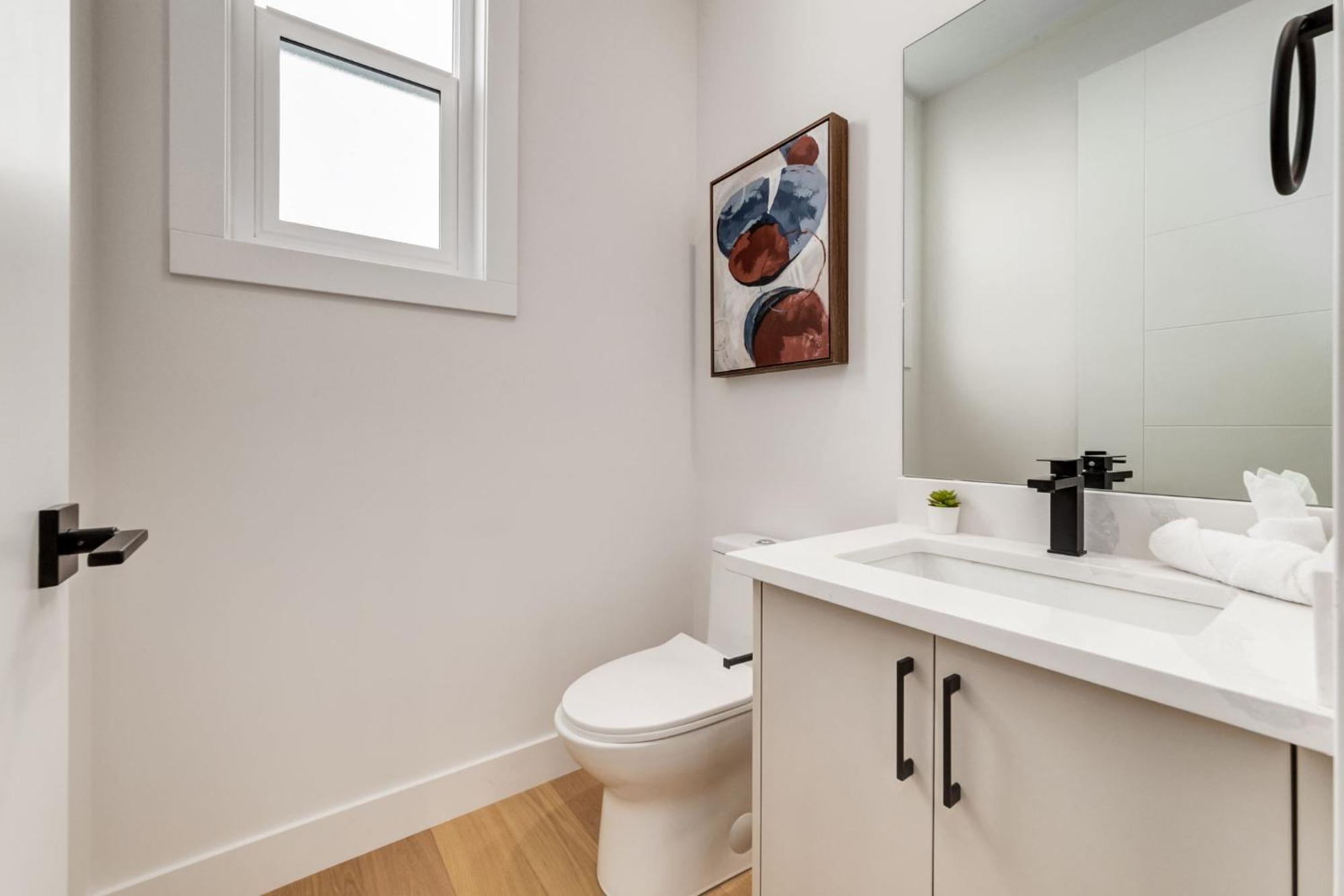 Long Stays, Pets Welcome, Free Parking & King Bed Calgary