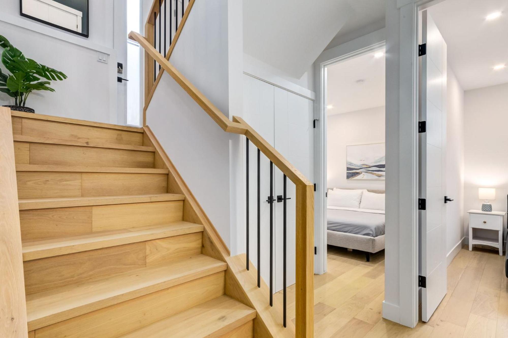 Long Stays, Pets Welcome, Free Parking & King Bed *