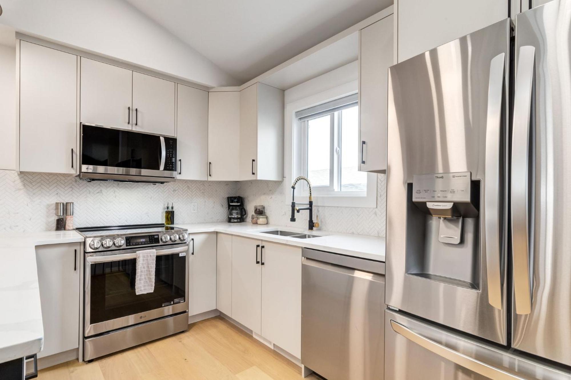 Holiday home Long Stays, Pets Welcome, Free Parking & King Bed Calgary