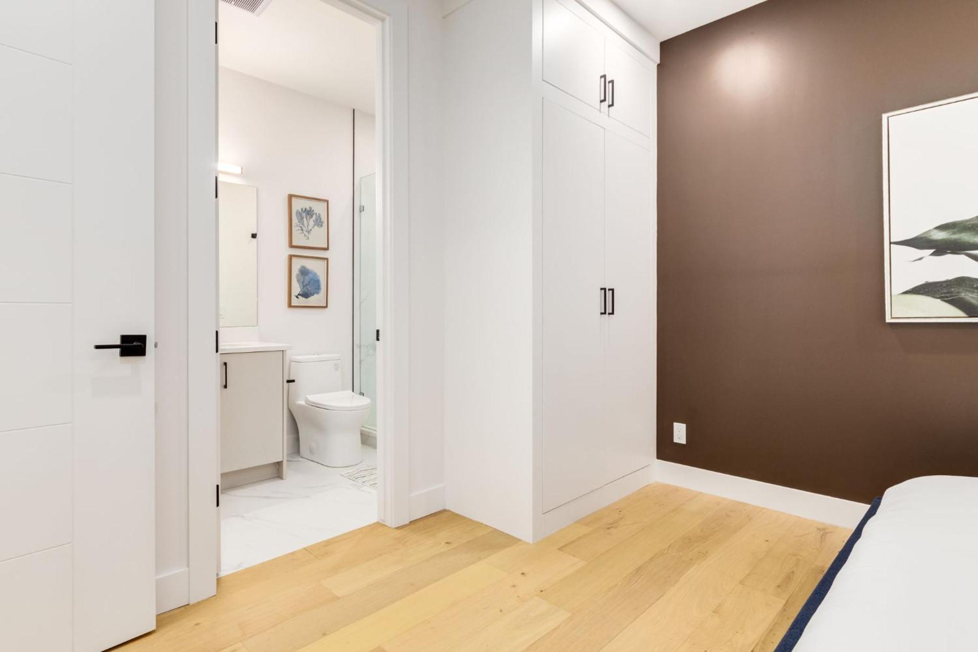 Long Stays, Pets Welcome, Free Parking & King Bed *
