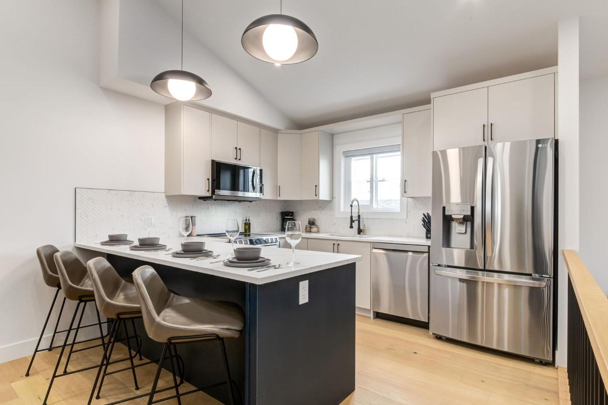 Long Stays, Pets Welcome, Free Parking & King Bed Holiday home Calgary