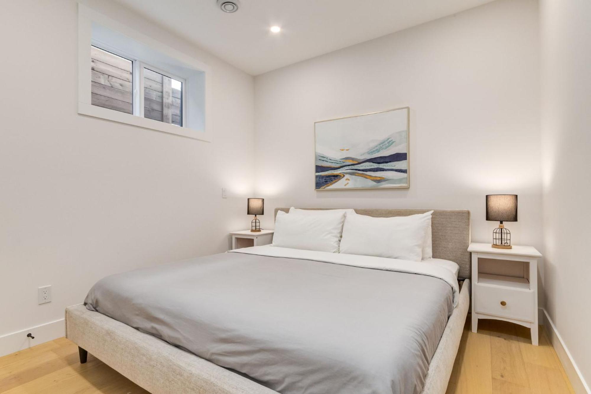 Long Stays, Pets Welcome, Free Parking & King Bed * Calgary