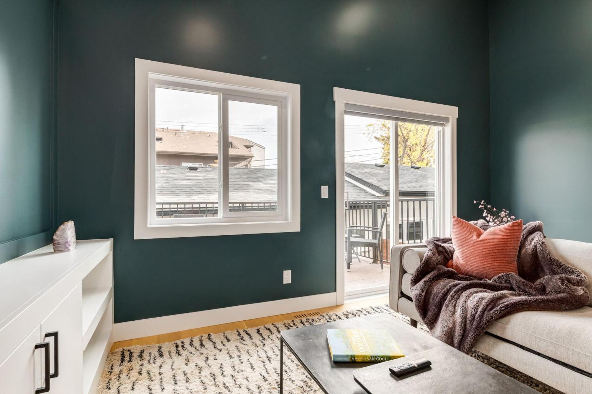 Long Stays, Pets Welcome, Free Parking & King Bed Calgary