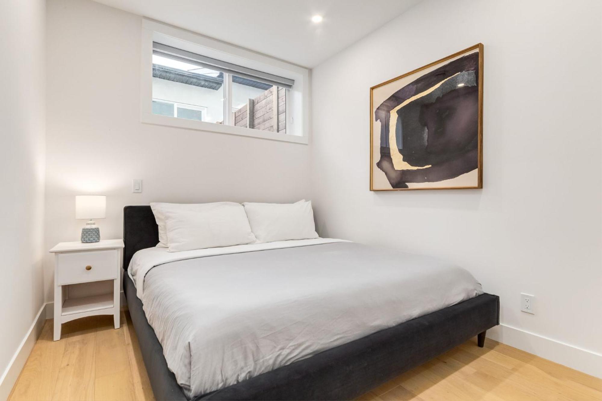 Long Stays, Pets Welcome, Free Parking & King Bed Calgary